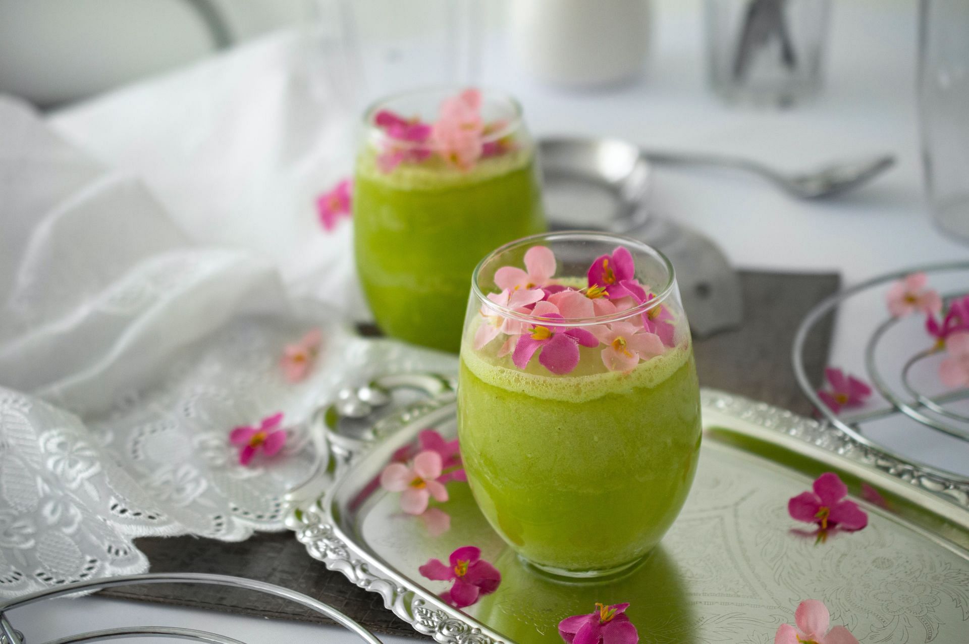 Drinking juice hydrates your body. (Image via Unsplash/ Sara Cervera)